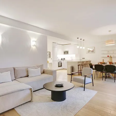 Passy - Eiffel Tower - Amazing 2br With Garden Apartment *